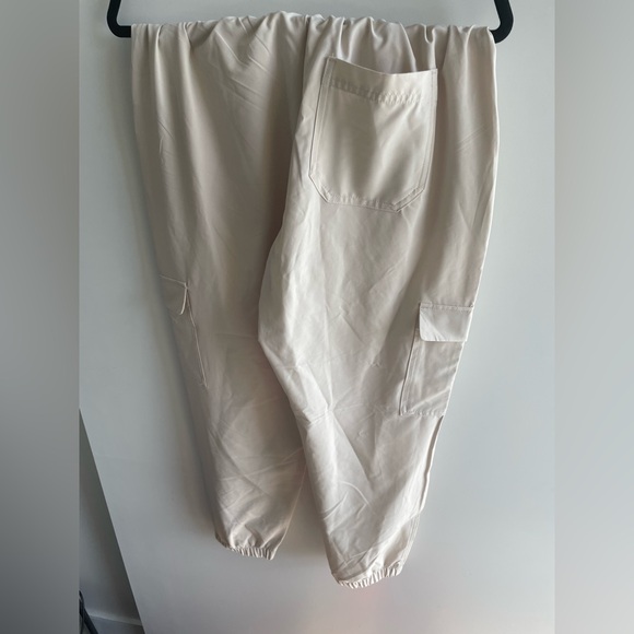 Old Navy High-Waisted StretchTech Cargo Jogger Pants for Women - Picture 4 of 4